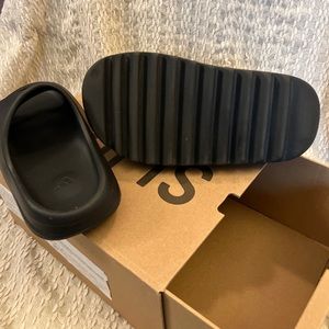 Real Yeezy foam slides - black - Mens 6.5/7 - Women 7.5/8- excellent condition